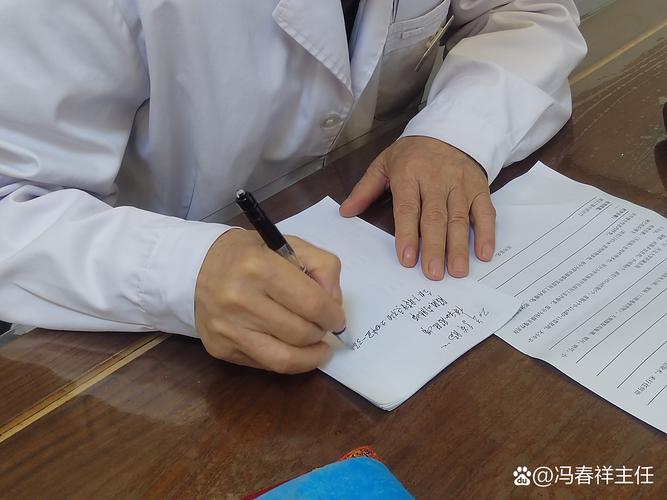 门诊医生查看患者手写日常健康记录