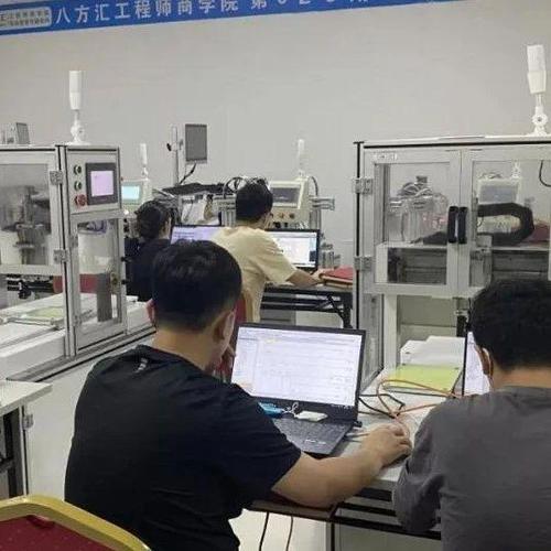 机械工程师桌上摆放的失意安慰包内容物平面展示