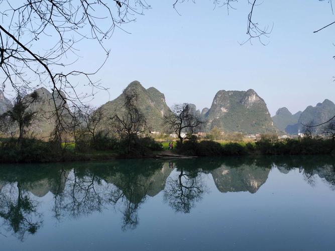 阳朔遇龙河岸边孤峰绿水倒影