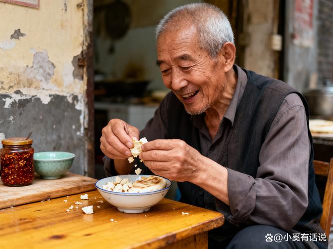 西安桥梓口老铺羊肉泡馍客人手掰馍场景