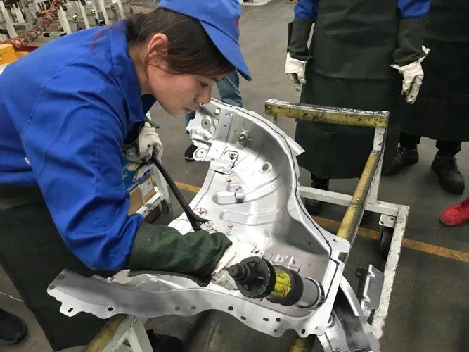汽车焊装车间车门边框工业胶粘剂涂胶工位