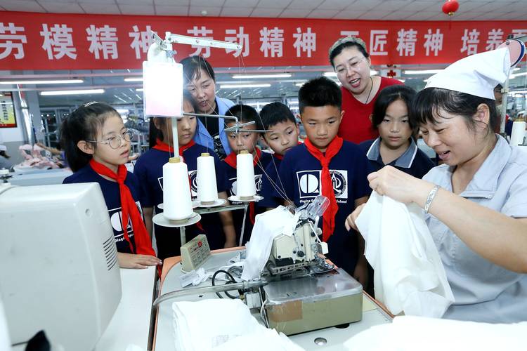 工业劳动教育 孩子参观金属加工车间