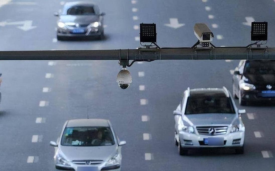 电子警察抓拍变道不打灯监控画面