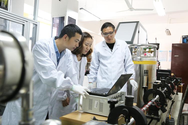 专业研学导师带领学生做实验