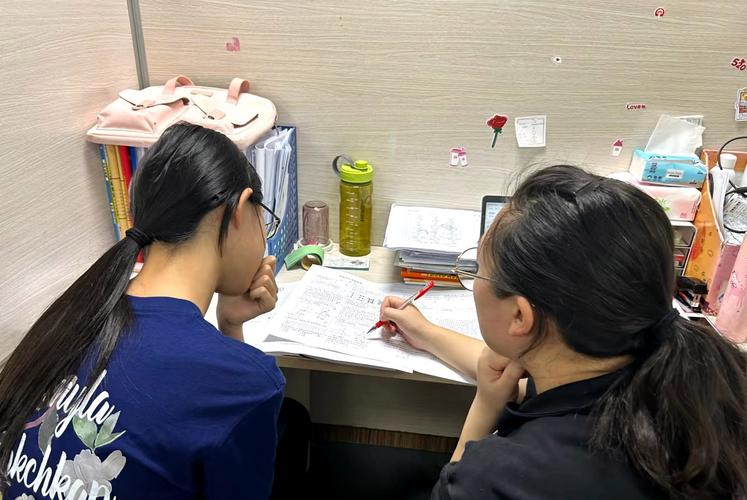 助教在office hour与学生一对一深入讨论作业