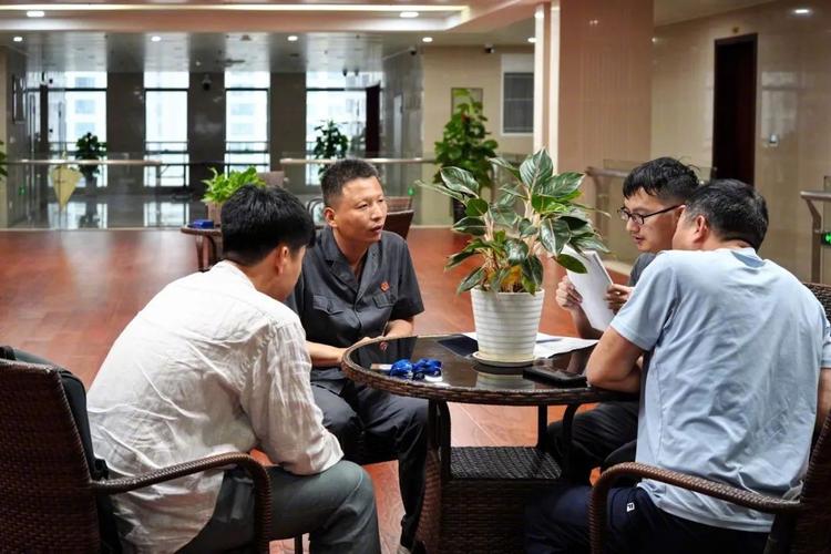 法庭上律师与当事人低声交流