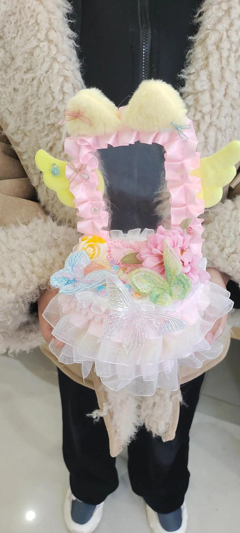 孩子们围坐一起为偶像制作手工应援物