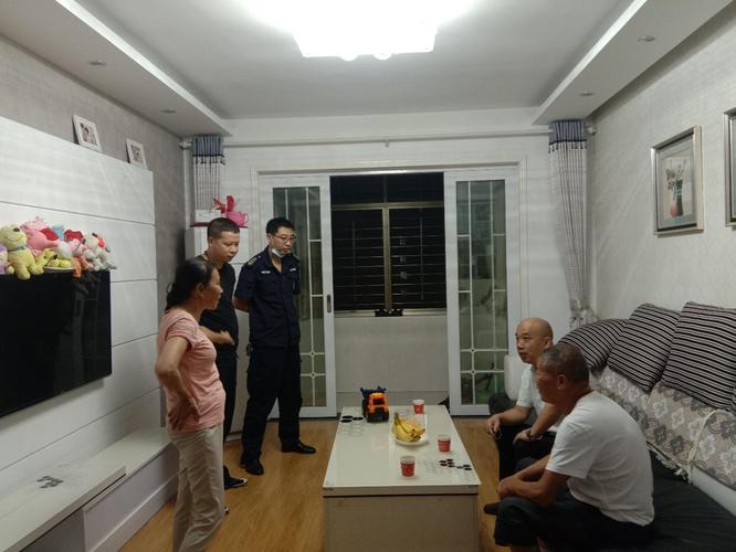 老小区傍晚教师家访单元楼场景