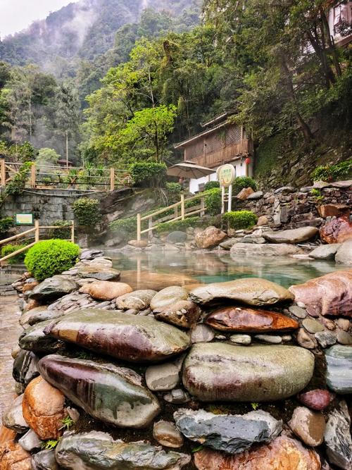 百家岩下，有个只有本地人知道的野温泉