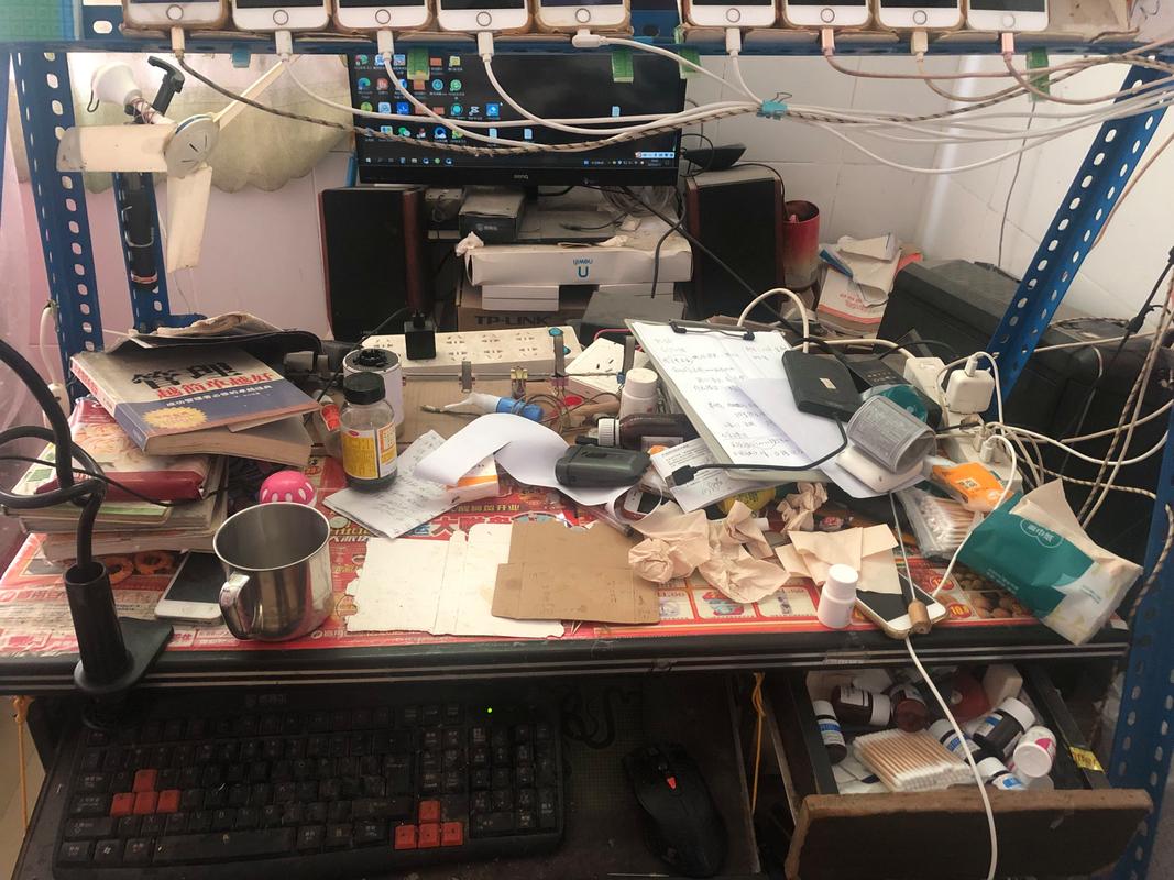 油管博主设备工作台凌乱场景