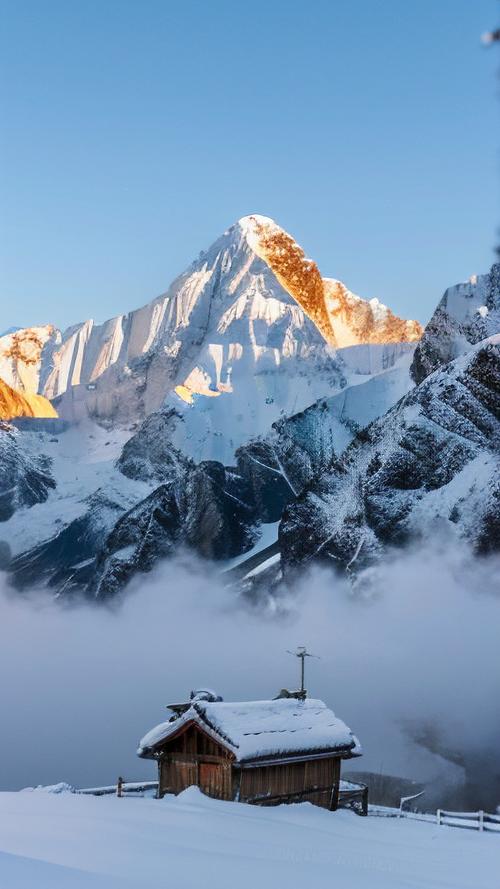 安静的湖泊和远处的雪山