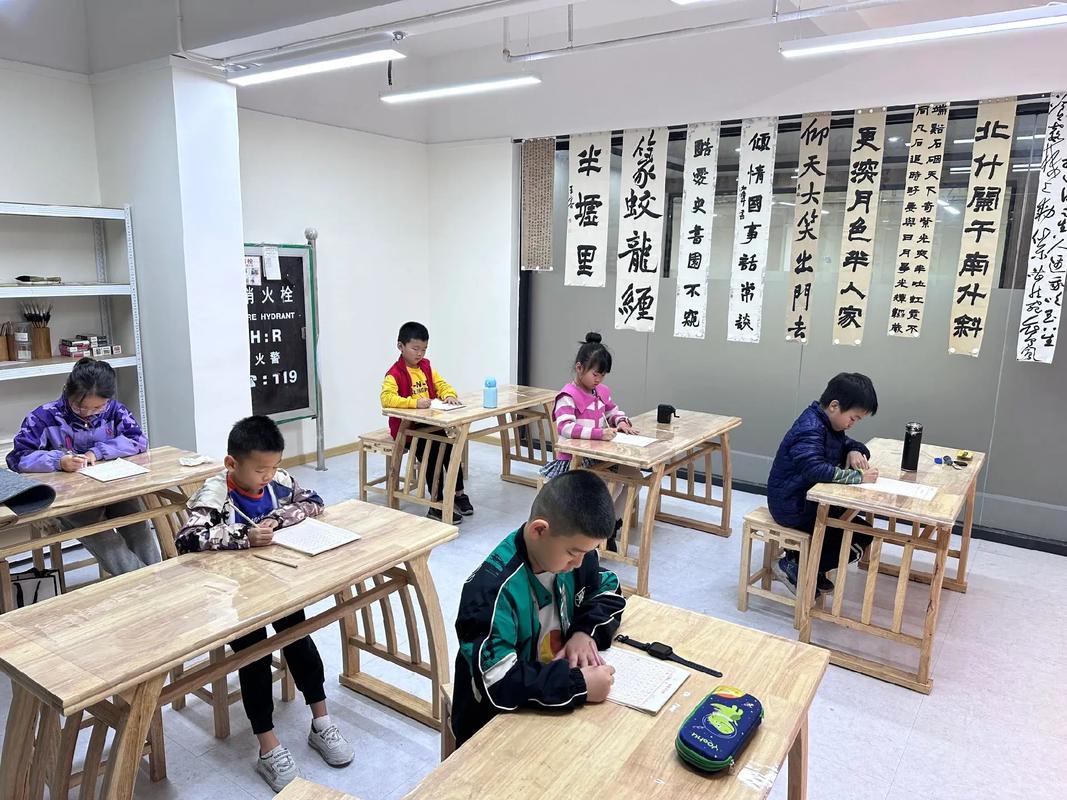 孩子机械描红书法培训班现场