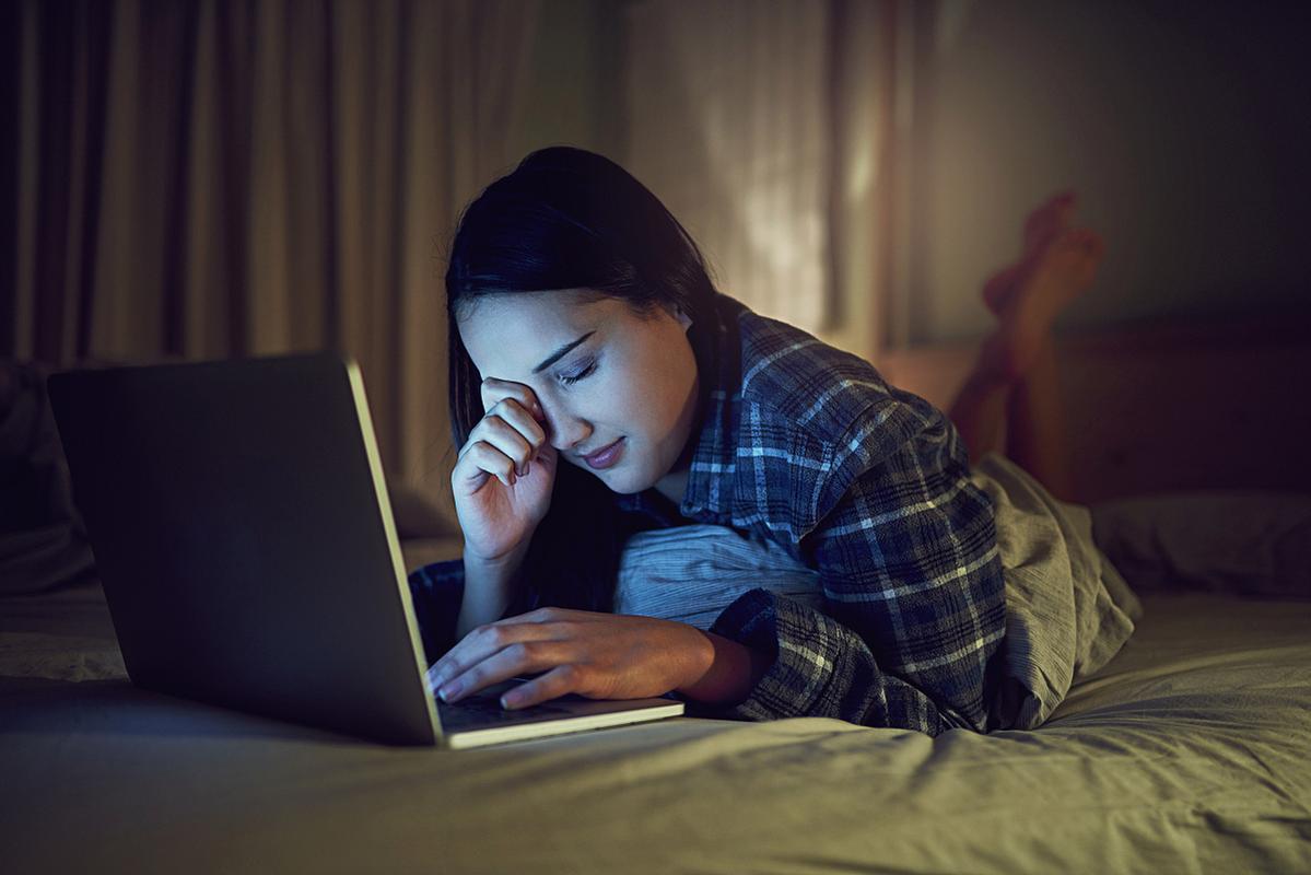 熬夜后疲惫的年轻人清晨起床挣扎