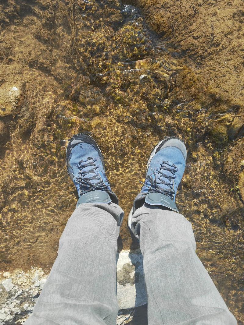 防水登山鞋过小溪实测照片