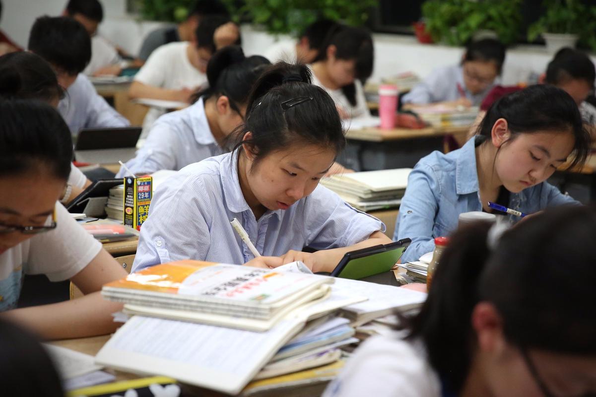 成人高考备考学生挑灯夜战