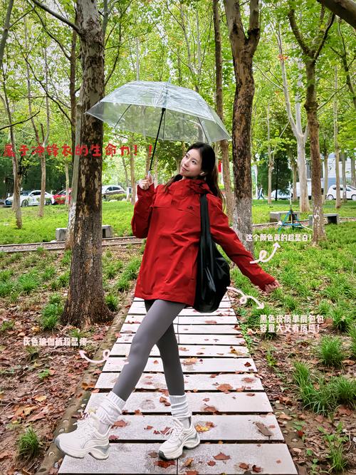 柳州雨天街道上的行人穿着冲锋衣和溯溪鞋