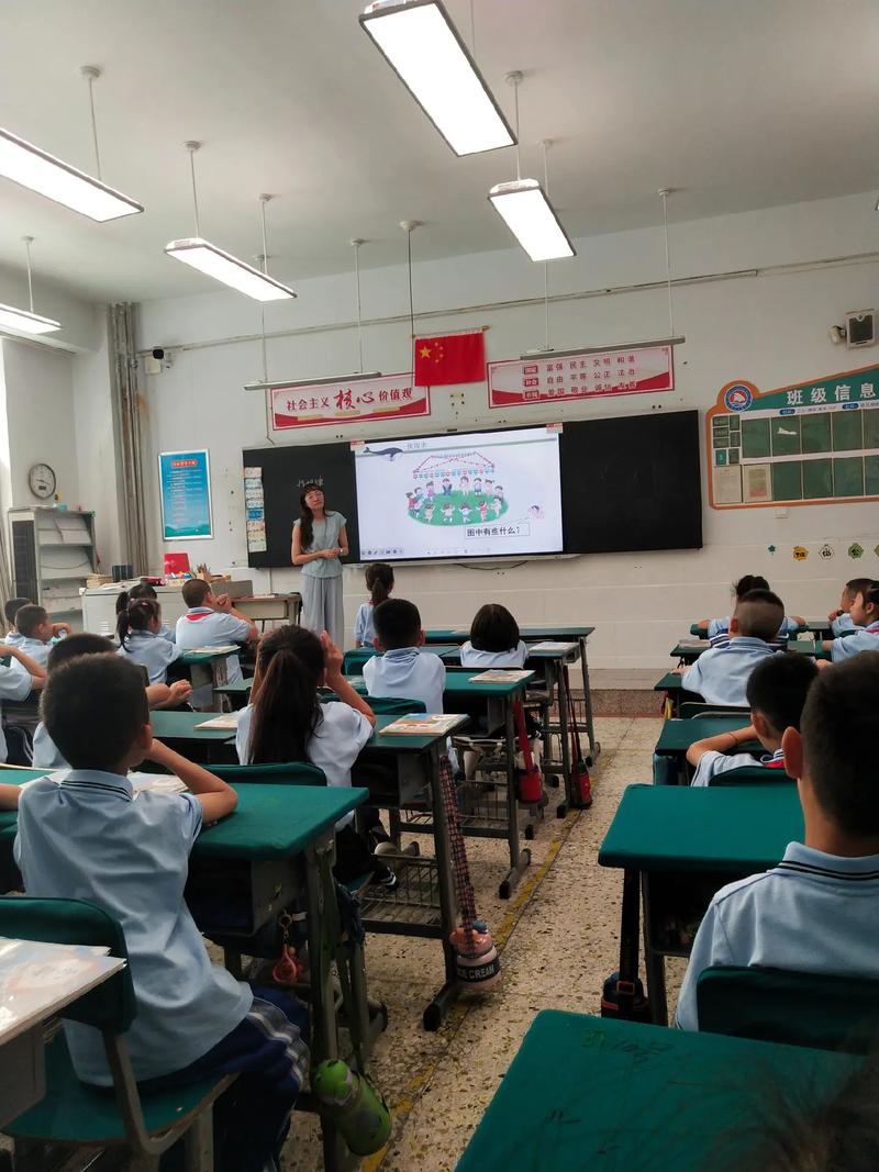 主题班会上学生分享真实感受的场景