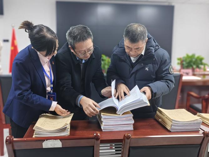 律师在法律援助中心研究案件材料近景
