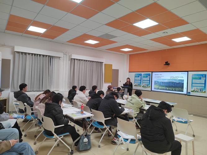 央企招聘校园宣讲会现场大学生咨询