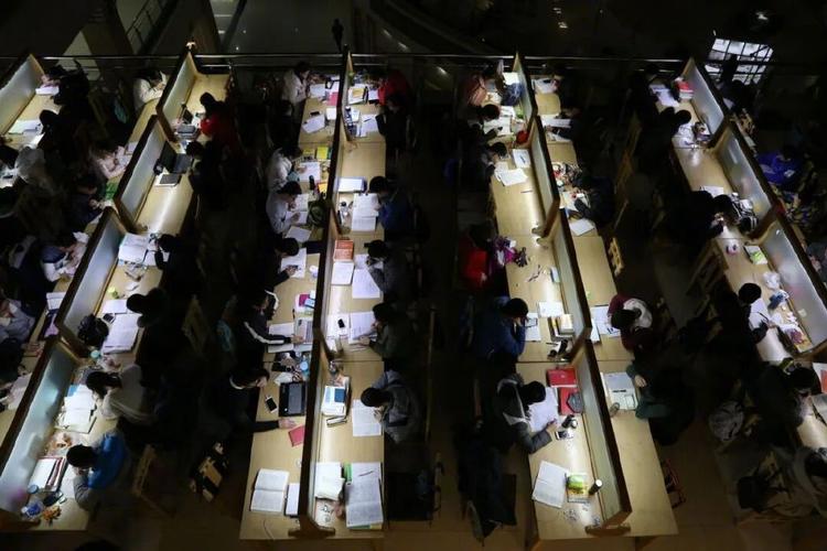 985高校学生深夜在图书馆学习