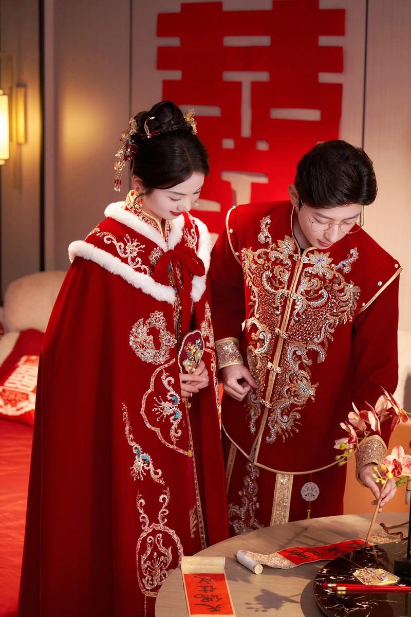 冬季户外婚礼新娘披厚外套表情无奈