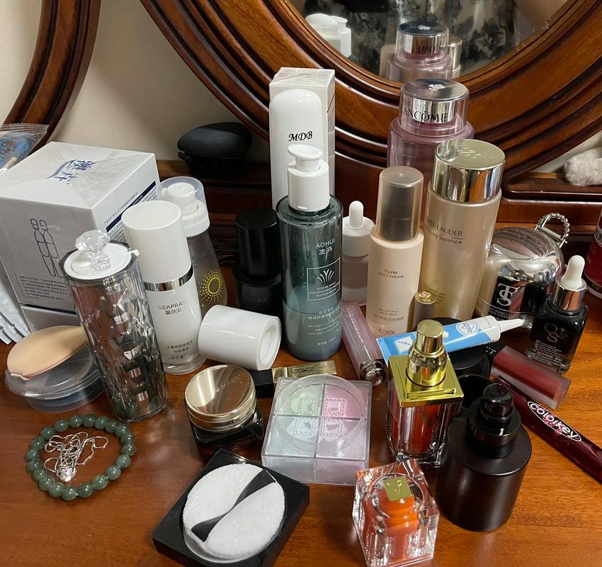 女主播杂乱桌面上的化妆品和直播设备
