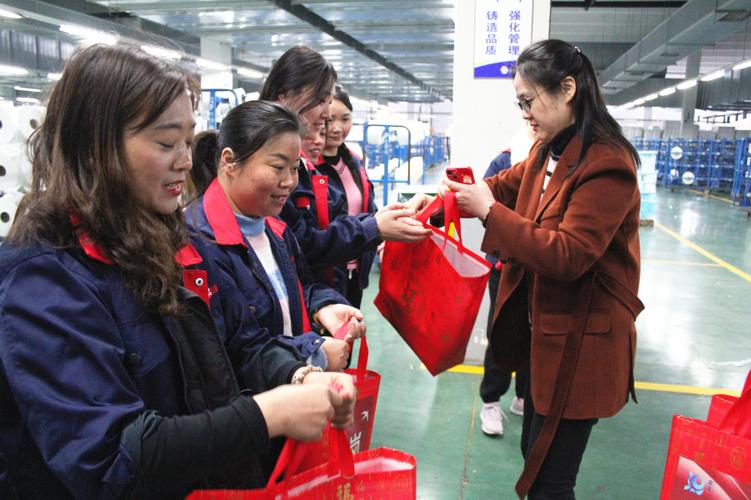 工业企业HR给员工发放开学大礼包现场图
