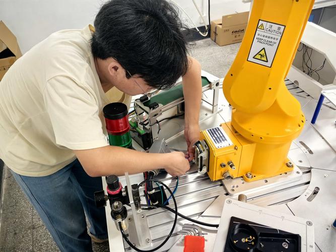 机械工程师手持校准仪调试工业机器人关节