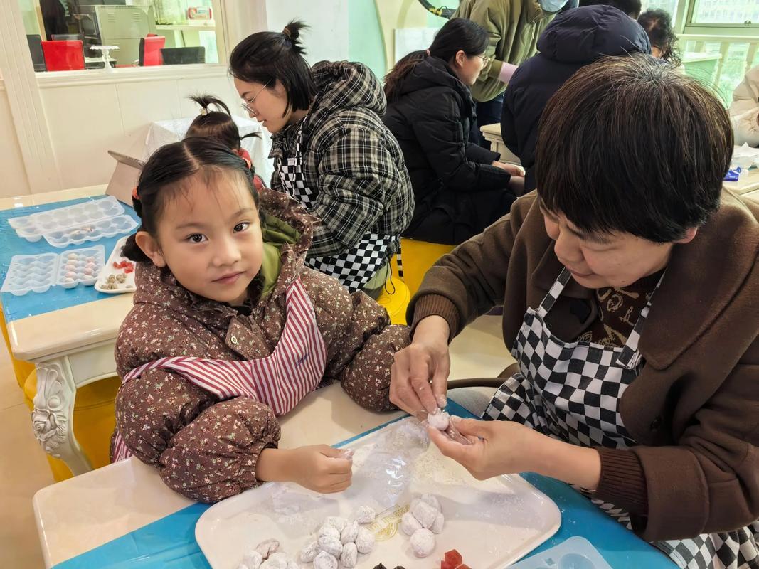 亲子家庭一起手工包元宵节汤圆实拍