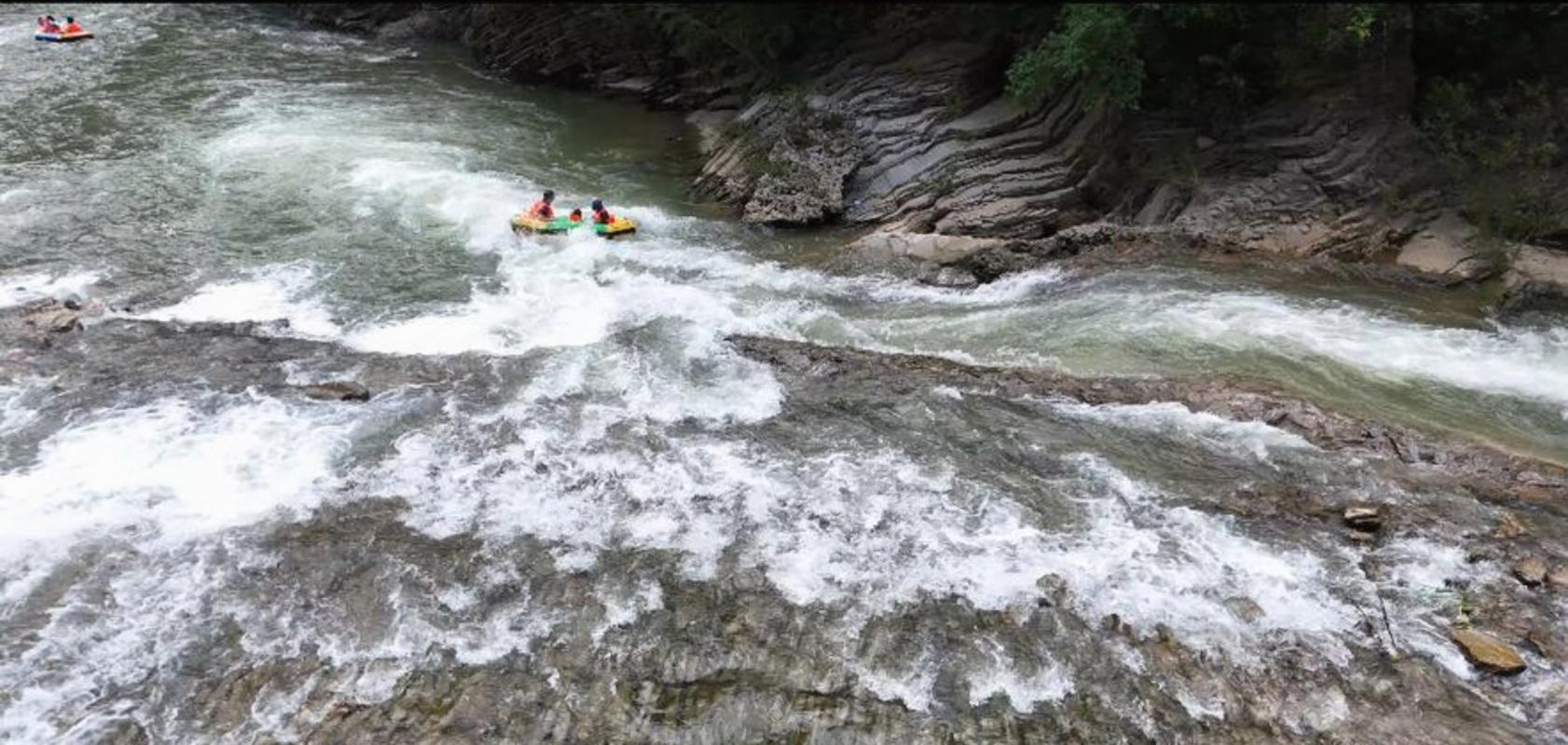 南漳龙王峡漂流峡谷激流弯道