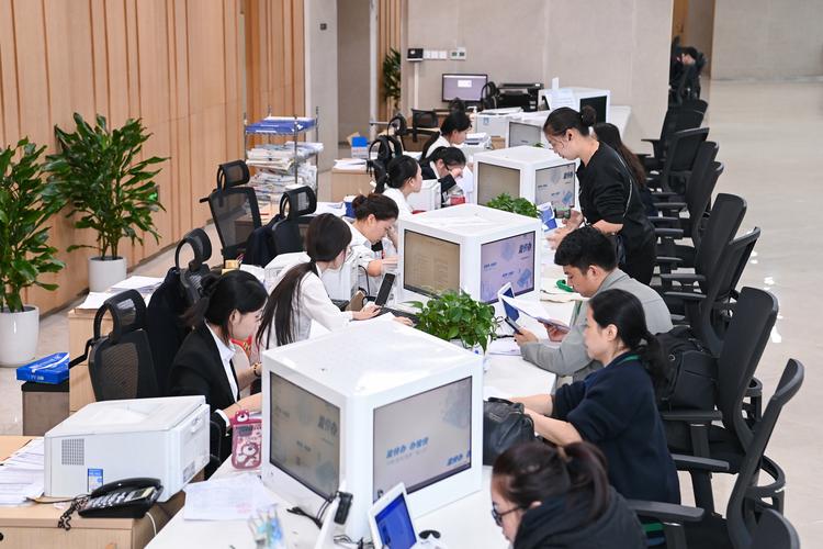 高校行政办公室忙碌场景