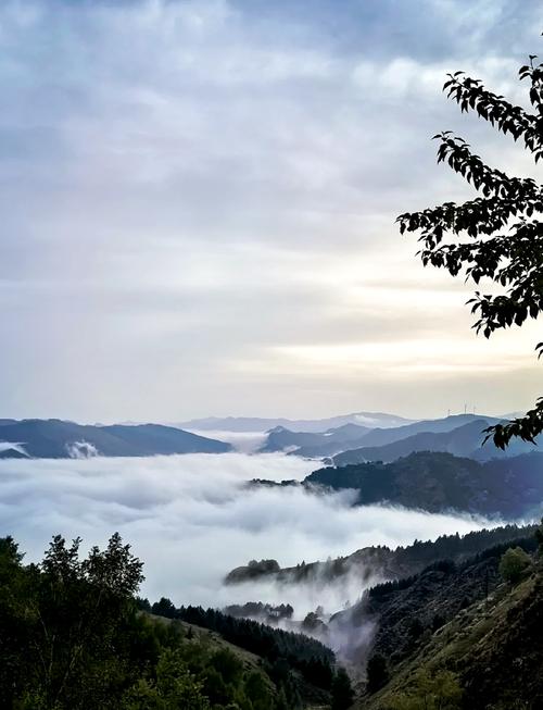 中国云南大理苍山雨后云雾缠绕山腰图
