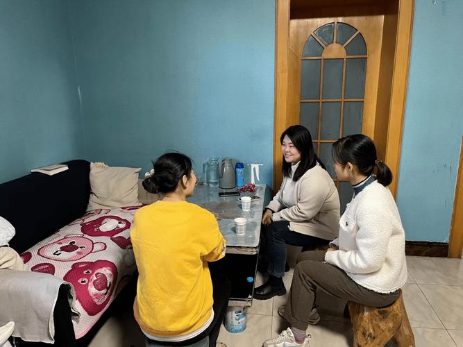 小学老师家访进门在玄关换拖鞋的生活化场景