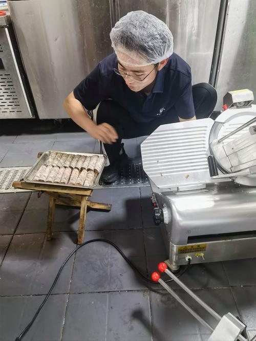 毛牌楼后厨手工切肉
