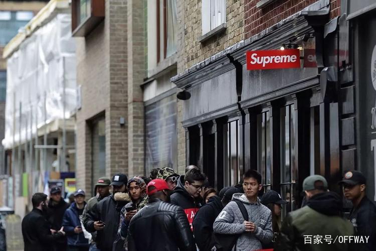 潮牌Supreme纽约店门口年轻人排队