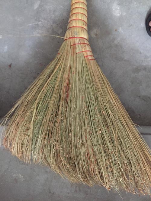 老式塑料扫帚掉毛实拍