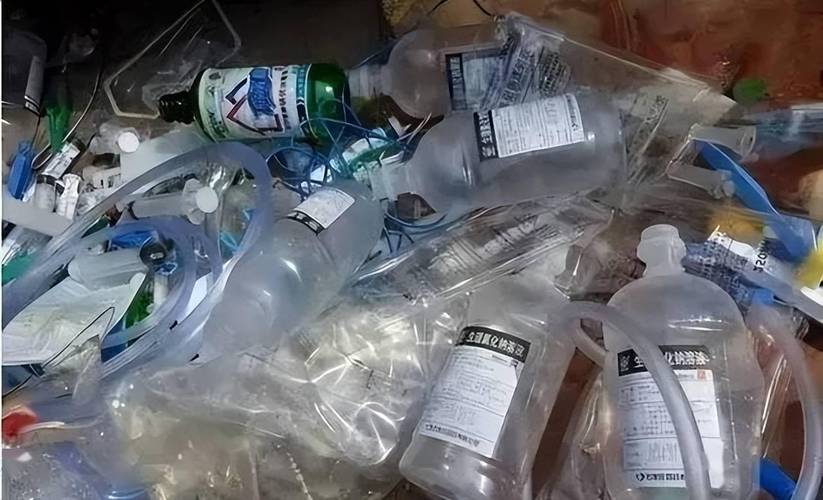 散落的医院检查单旧塑料袋