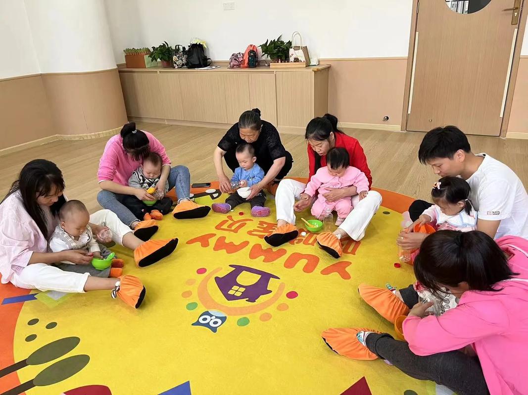 幼儿趴在地上玩绿豆手指游戏
