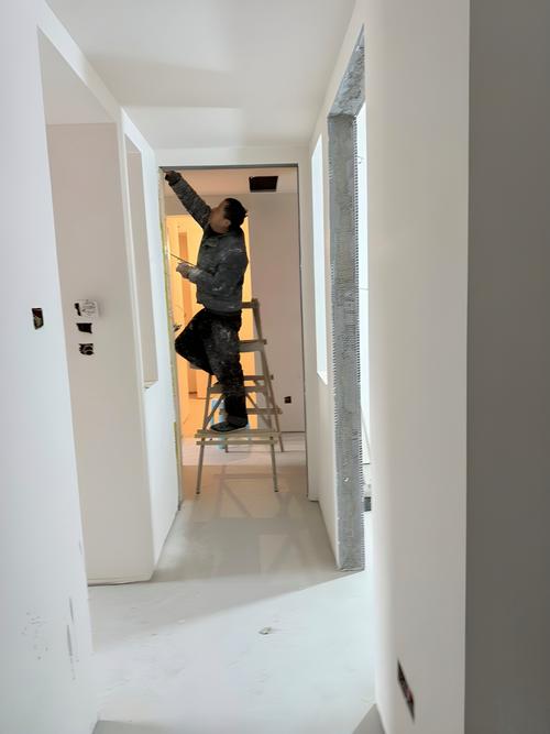 家装墙面涂刷高渗透底漆施工现场