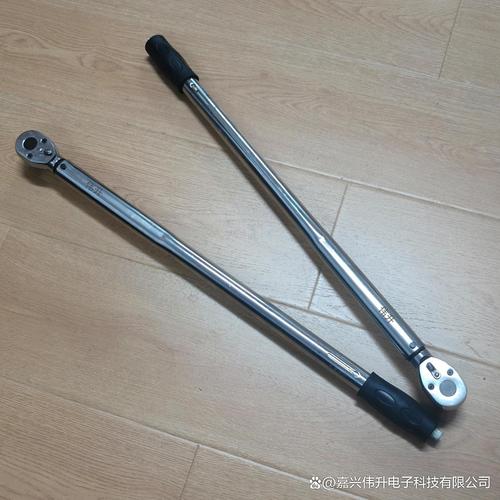 维修厂用扭力扳手紧固底盘摆臂螺丝
