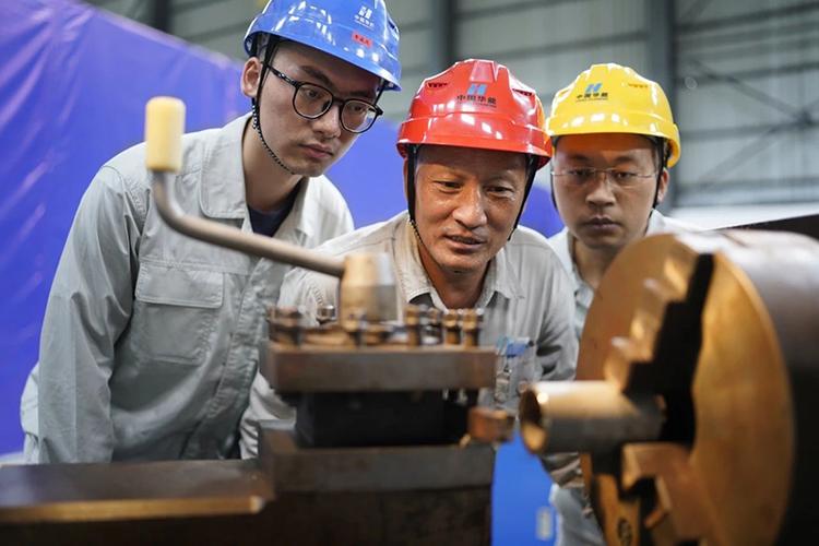 工业领域技能大师工作室老技师带年轻徒弟实操
