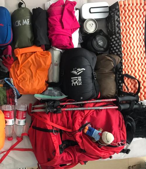 登山行囊正面打包装满状态实拍图