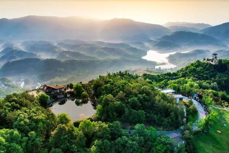 湖北南漳崆峒山荆山林海夏日全景