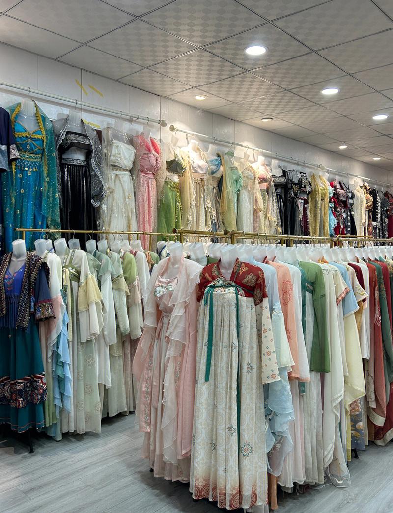旅游景区内汉服租赁店的汉服陈列