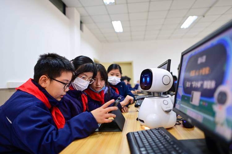 人工智能教育课堂上学生面对屏幕发呆