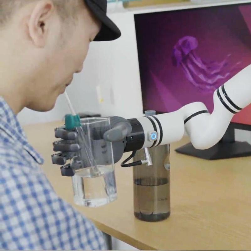 宣武医院脑机接口患者喝水实验照片