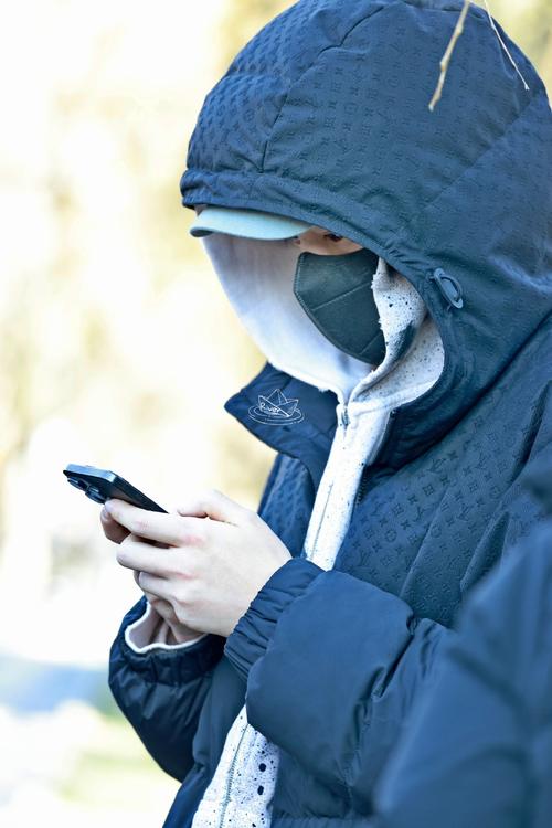 冬天地铁玻璃上的哈气映出戴耳机的人影