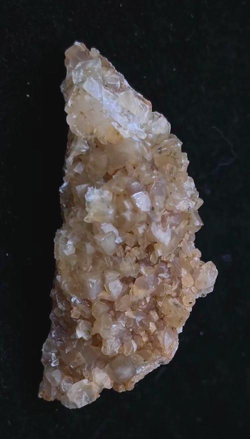 天然石英晶体原石野外特写