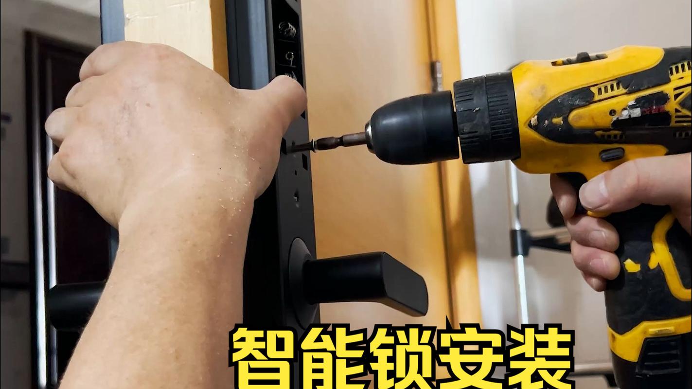 装修师傅安装智能门锁拆卸旧锁过程