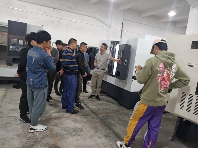 机械加工车间CAD/CAM编程操作现场